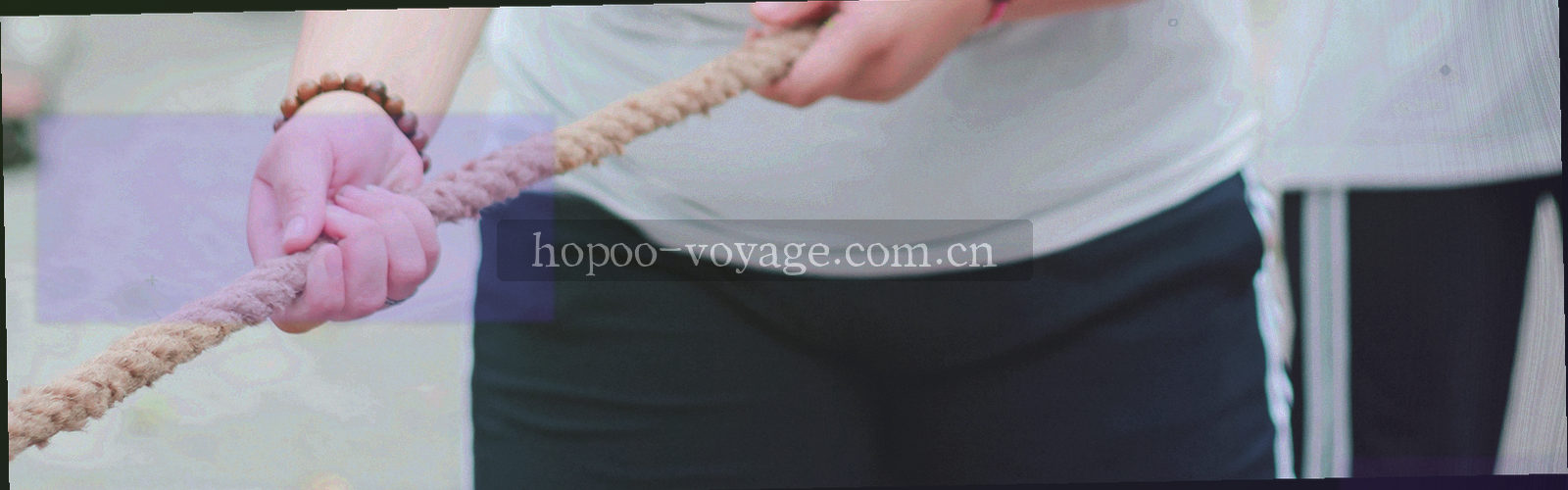 横向刻度形态的抽象底图，圆点节点大小一致，浅湖蓝连线自左向右延伸，右端渐隐