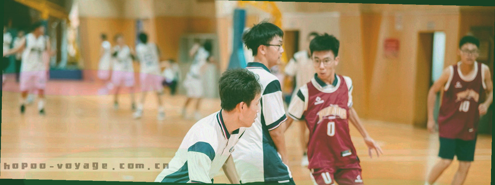 青蓝与雾白交错的矿物色抽象纹理，线条如高原湖岸与海拔等高线